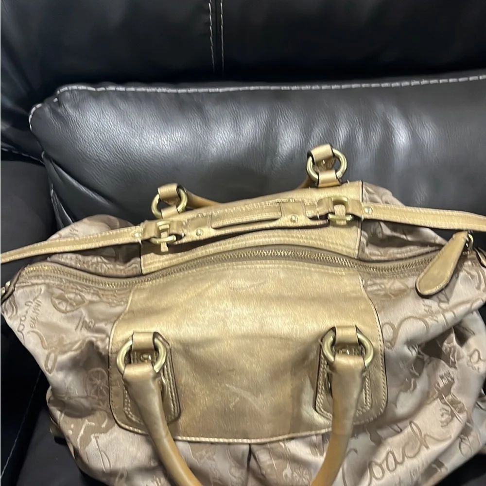 Coach - Picture 6 of 9